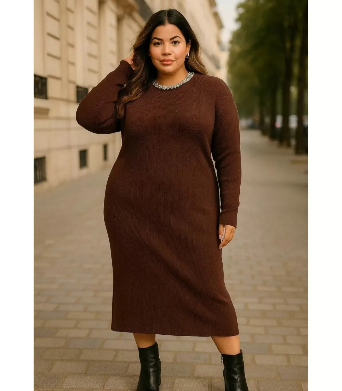 Hersecret AmyClo ruskea neulemekko strassikauluksella (plus size)