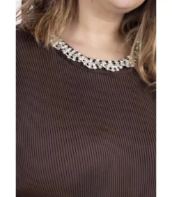 Hersecret AmyClo ruskea neulemekko strassikauluksella (plus size)