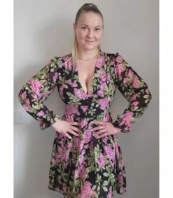 Hersecret Elle Style Juliette musta kukkakuvioinen mekko helminapeilla