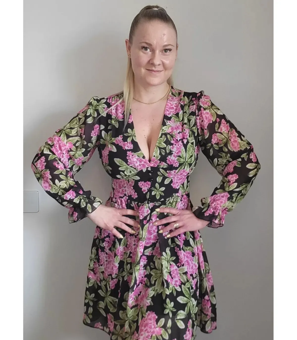 Hersecret Elle Style Juliette musta kukkakuvioinen mekko helminapeilla