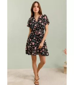 Hersecret Feelook musta lyhythihainen wrap-look v-kukkamekko