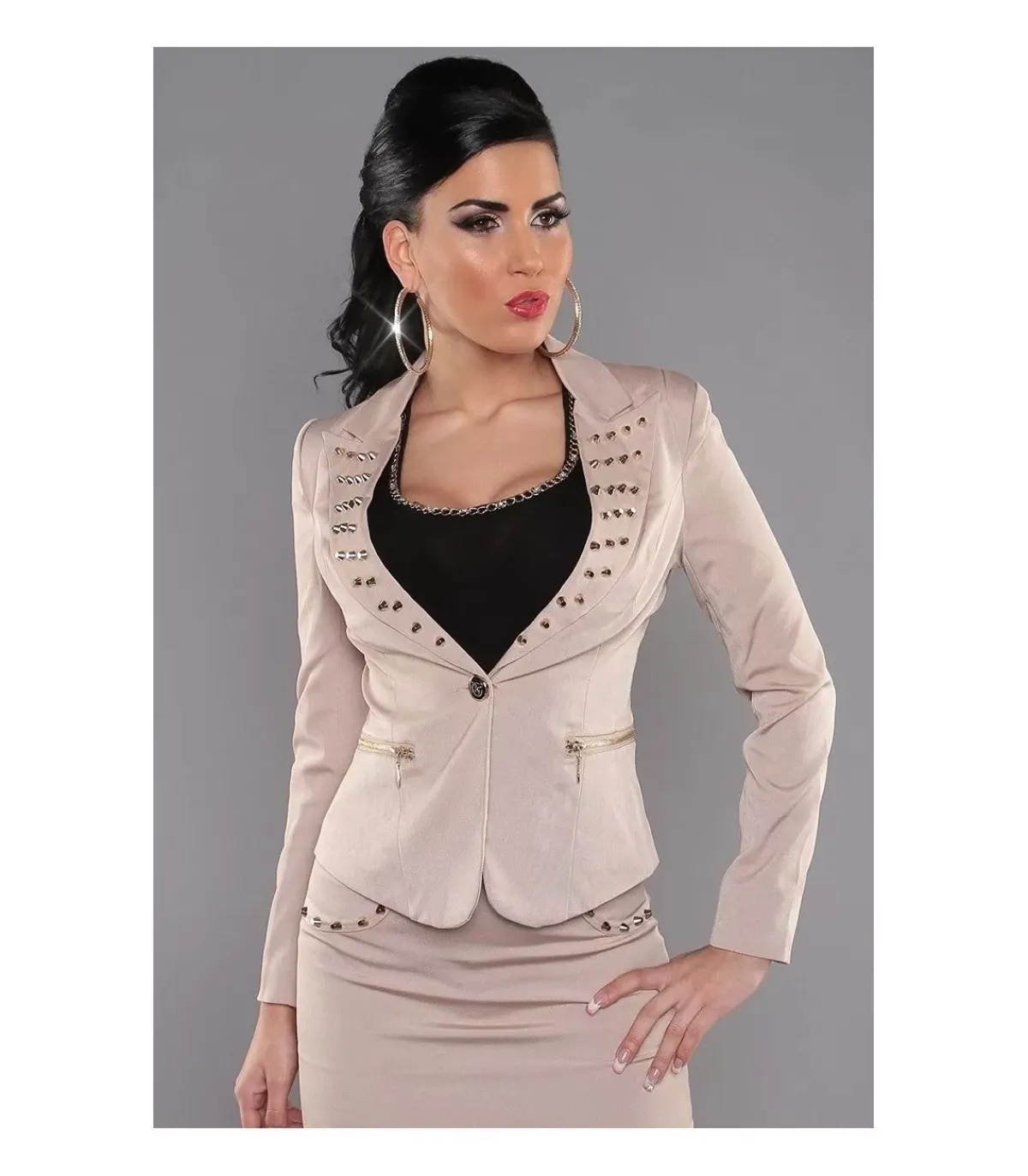 Koucla beige niittikoristeinen bleiseri