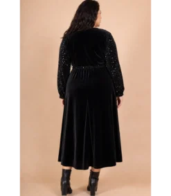Hersecret Lilie musta pitkä v-samettimekko paljeteilla ja vyöllä (plus size)