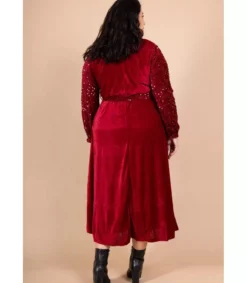 Hersecret Lilie viininpunainen pitkä v-samettimekko paljeteilla ja vyöllä (plus size)