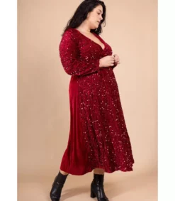 Hersecret Lilie viininpunainen pitkä v-samettimekko paljeteilla ja vyöllä (plus size)