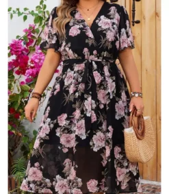 Hersecret Lyhythihainen musta v-kukkamekko vyöllä (plus size)