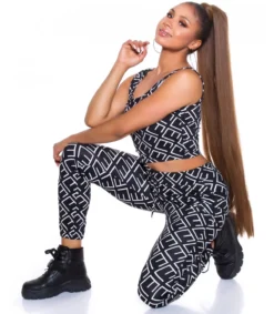 Koucla Musta crop top printtikuvioinen joggerisetti