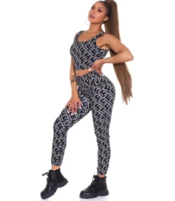 Koucla Musta crop top printtikuvioinen joggerisetti