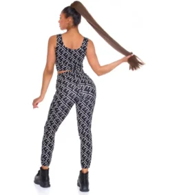 Koucla Musta crop top printtikuvioinen joggerisetti