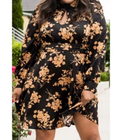 LC Mustakeltainen kukkakuvioinen mekko kurkistusaukolla (plus size)