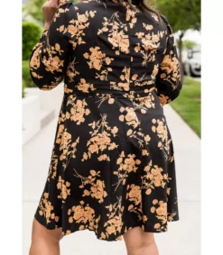 LC Mustakeltainen kukkakuvioinen mekko kurkistusaukolla (plus size)