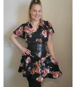 LC uta lyhythihainen kukkakuvioinen ekko röyhelöillä