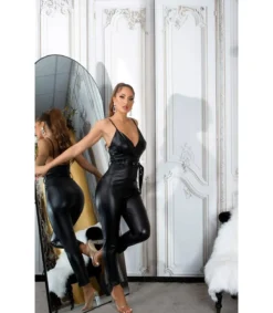 Koucla Musta tekonahkainen v-jumpsuit vyöllä