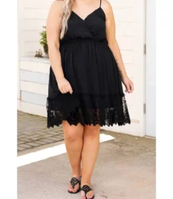 LC Musta v-mekko koristekirjaillulla helmalla (plus size)