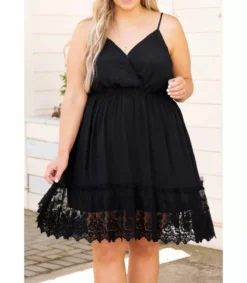LC Musta v-mekko koristekirjaillulla helmalla (plus size)