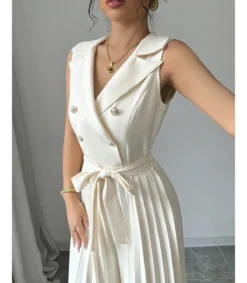 Rosy Days beige jumpsuit vekkilahkeilla ja napeilla