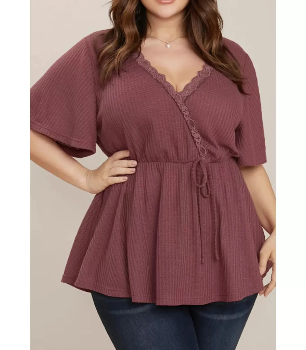 LC Ruskeanpunainen lyhythihainen v-vohvelipaita pitsillä (plus size)