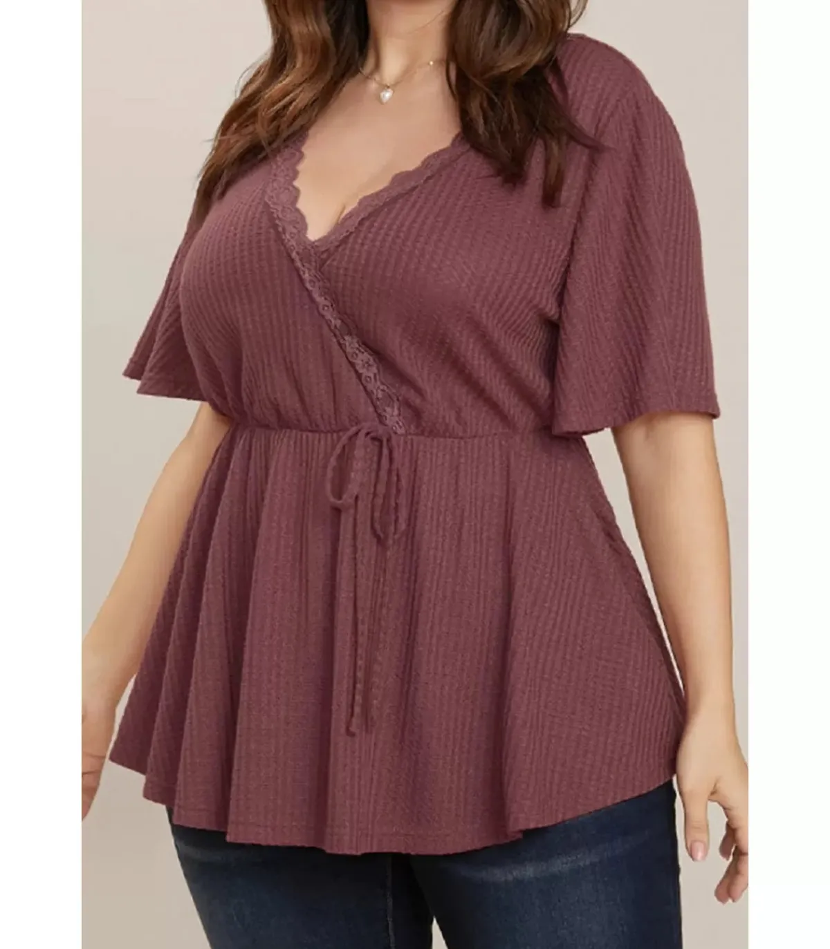 LC Ruskeanpunainen lyhythihainen v-vohvelipaita pitsillä (plus size)
