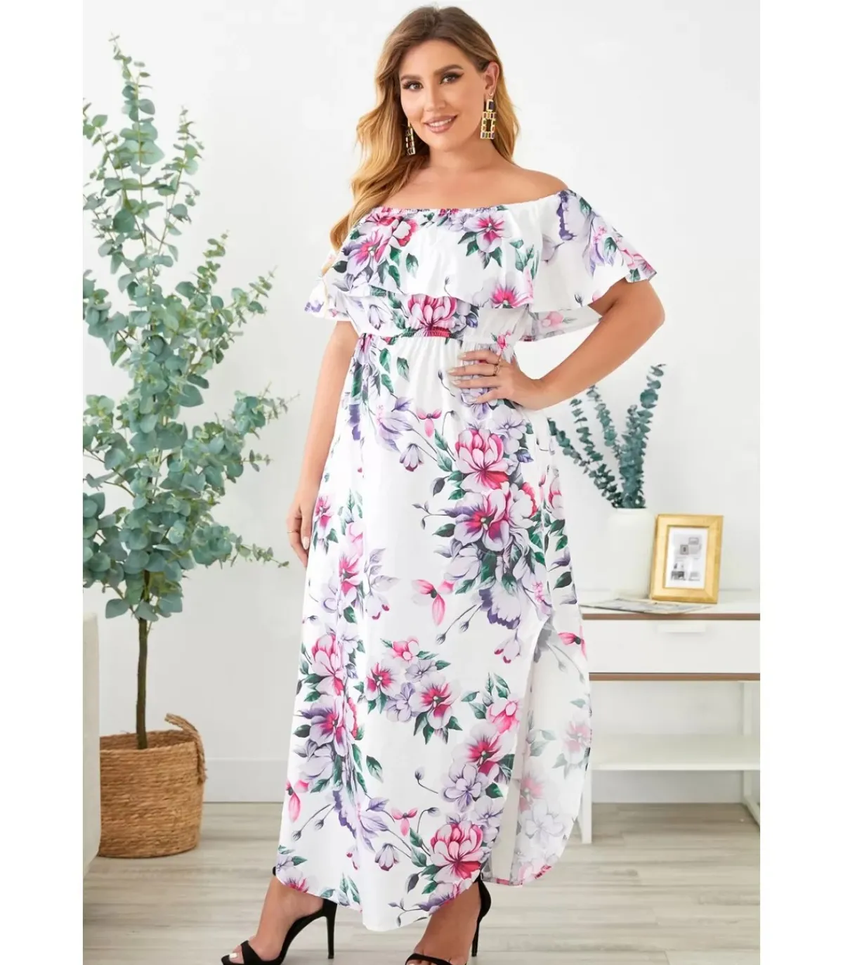 LC Valkoinen kukkakuvioinen off-shoulder maksimekko (plus size)